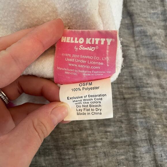 Hello Kitty Winter Hat - Picture 6 of 6